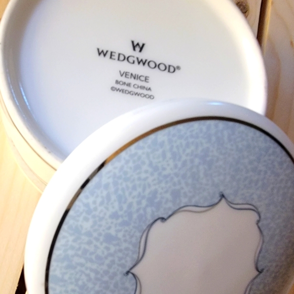 🪺 Wedgewood Venice Covered Trinket Dish - Picture 2 of 6